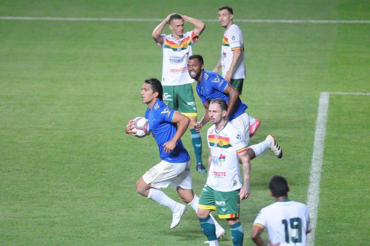 Fotos do duelo entre Cruzeiro e Sampaio Corra, no Independncia, em Belo Horizonte, pela 18 rodada da Srie B do Campeonato Brasileiro