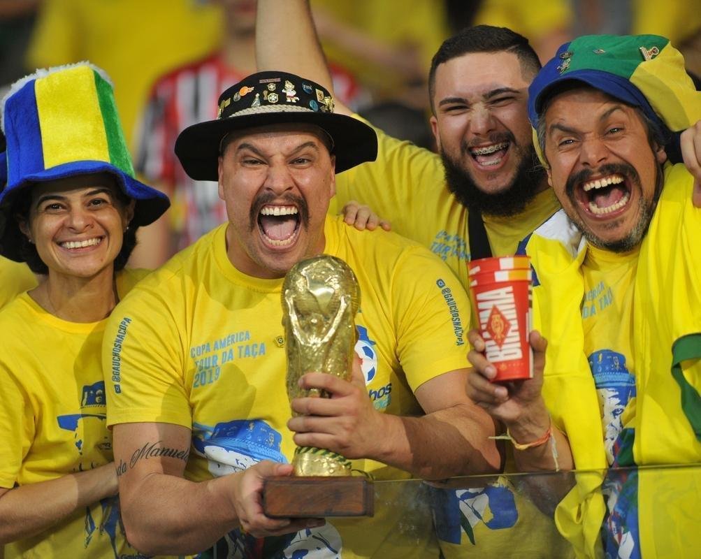 Fotos das torcidas de Brasil e Argentina, no Mineiro, no clssico vlido pela semifinal da Copa Amrica
