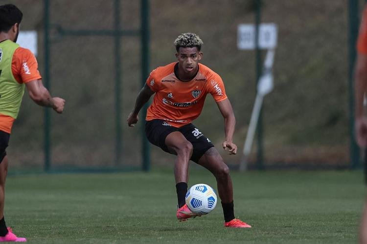 O meio-campista Dylan tambm foi um dos jogadores que testaram positivo para o COVID-19.