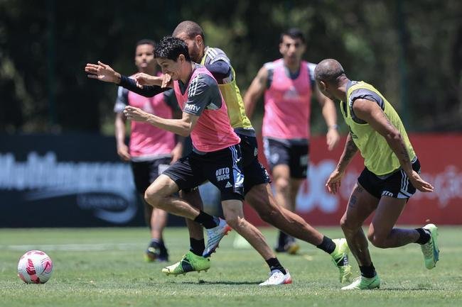 Fotos do treino do Atltico nesta quarta-feira (12/10), na Cidade do Galo. Em recuperao de um incmodo na panturrilha esquerda, Hulk fez funcional no campo e ainda  dvida para o confronto contra o Flamengo, no sbado, s 20h30, no Maracan, pelo Brasileiro