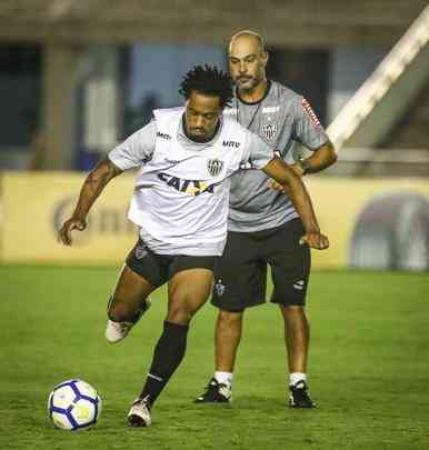 Jogadores trabalharam com bola no Almeido, em Joo Pessoa, local da partida desta quarta, s 21h45, contra o Botafogo-PB, pela segunda fase da Copa do Brasil. Houve treinamento de pnaltis