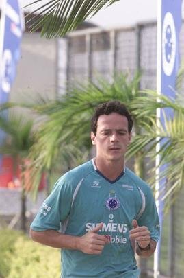 Fernando Diniz, técnico do Fluminense, foi contratado como jogador pelo Cruzeiro em agosto de 2004. O ex-meia teve uma curta passagem pela equipe celeste, com apenas oito partidas, sem balançar as redes