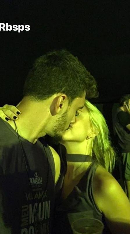 Jogadores do Cruzeiro no carnaval 2018; goleiro Rafael com a namorada Bruna