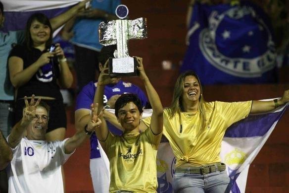 Torcida do Cruzeiro dentro do Barrado, jogo que marcou o tricampeonato brasileiro