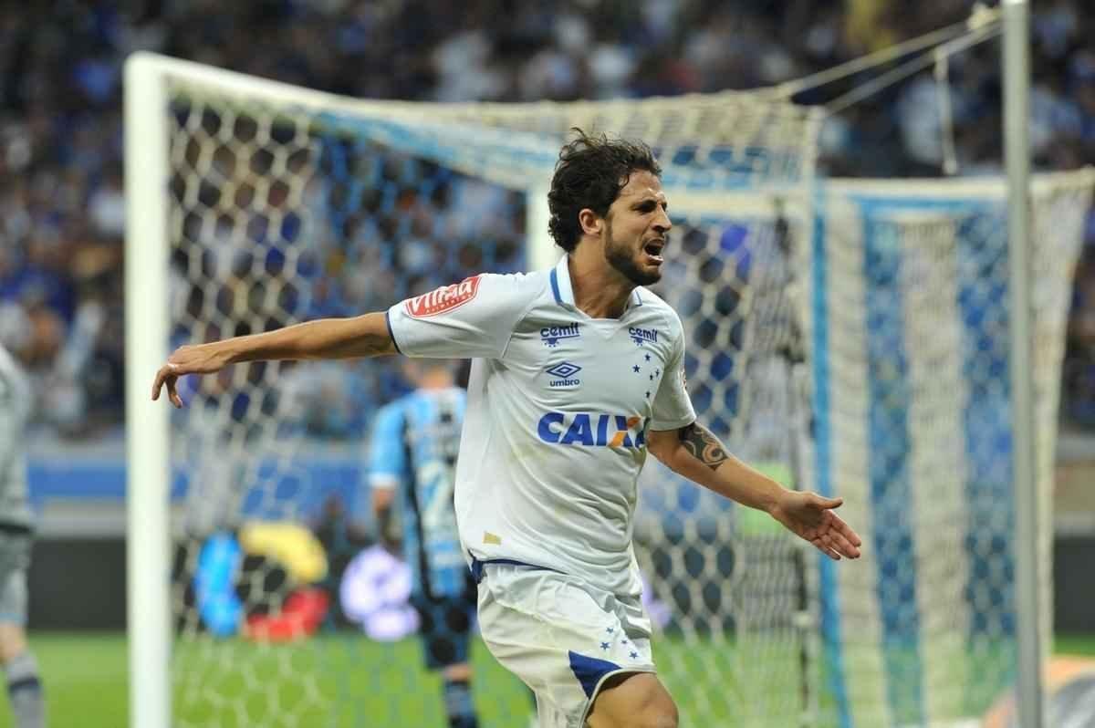 Momento em que Hudson marcou o gol do Cruzeiro no segundo tempo