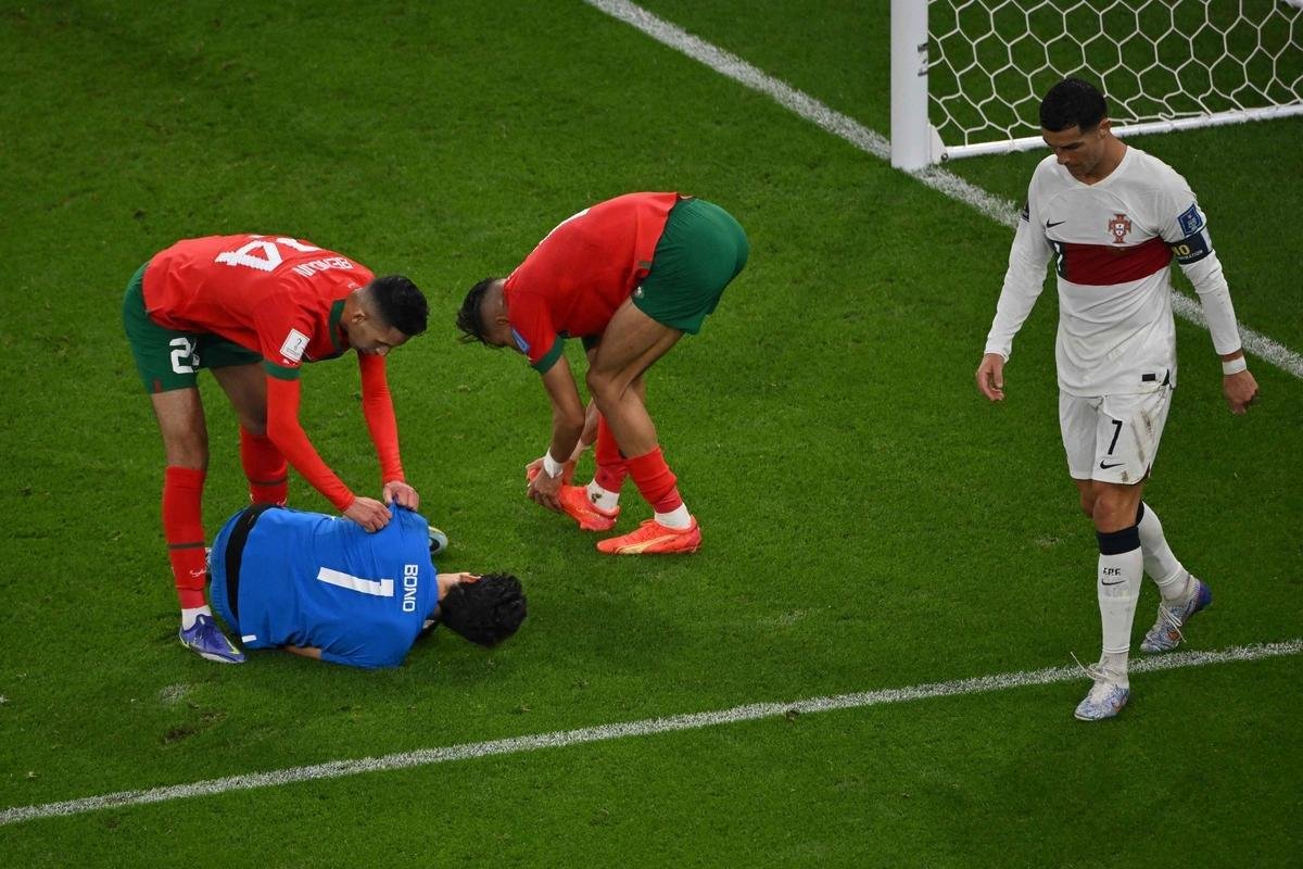 Cristiano Ronaldo chorou muito ao deixar o gramado aps a eliminao de Portugal diante de Marrocos