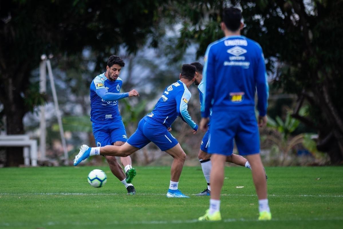 Fotos do treino do Cruzeiro na Toca da Raposa II. Time enfrenta o Internacional, nesta quarta-feira, s 21h30, no Mineiro, pela semifinal da Copa do Brasil. Mano Menezes pode apresentar novidades na escalao diante dos gachos.