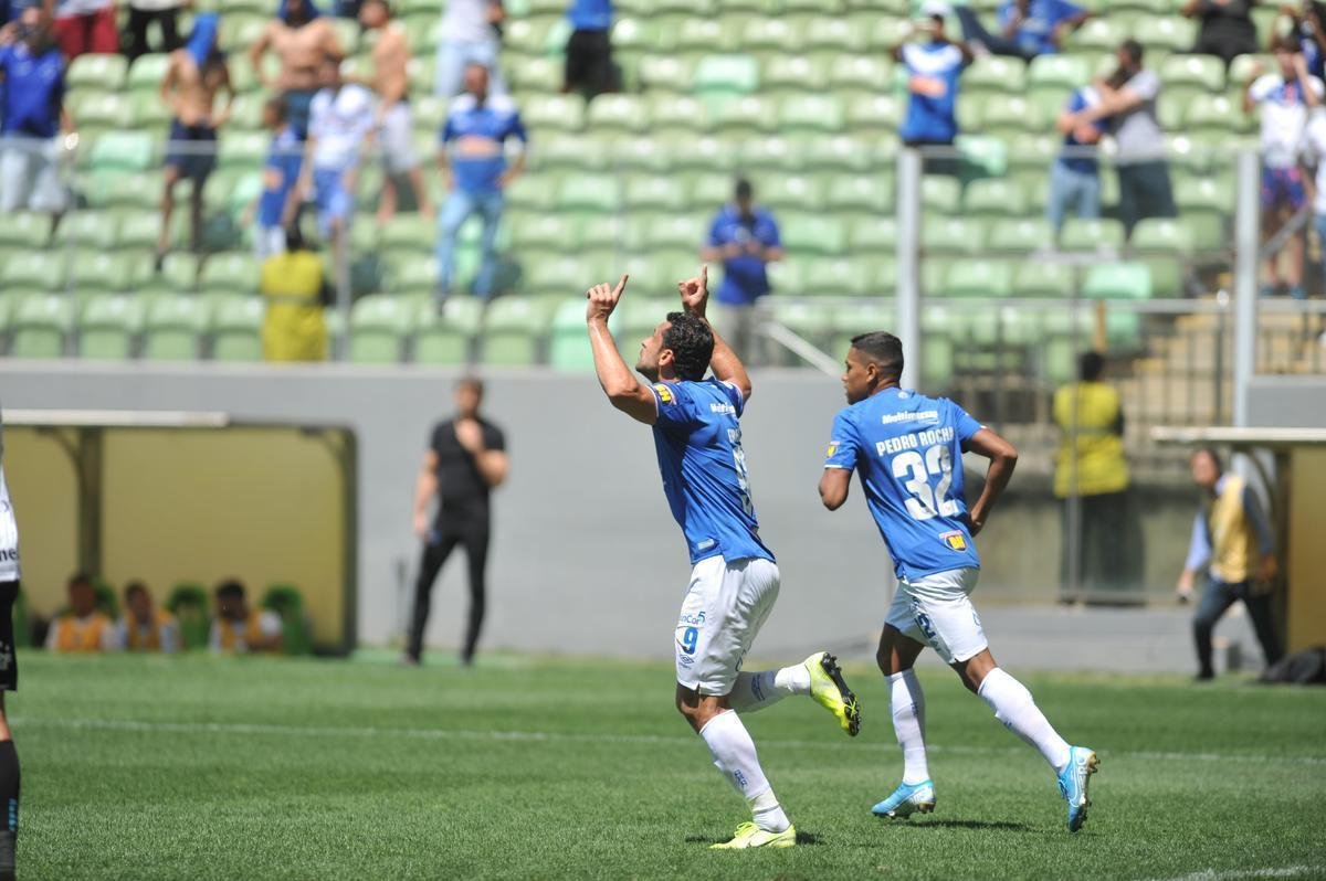 Lances da partida entre Cruzeiro e Grmio, no Independncia, pela 18 rodada do Campeonato Brasileiro