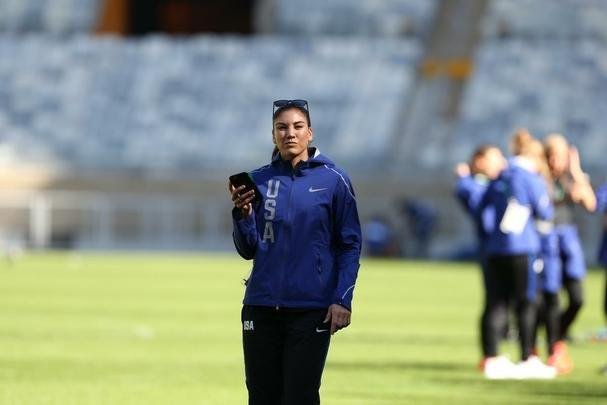 Jogadoras norte-americanas aproveitaram tempo no estdio para tirar fotos no gramado