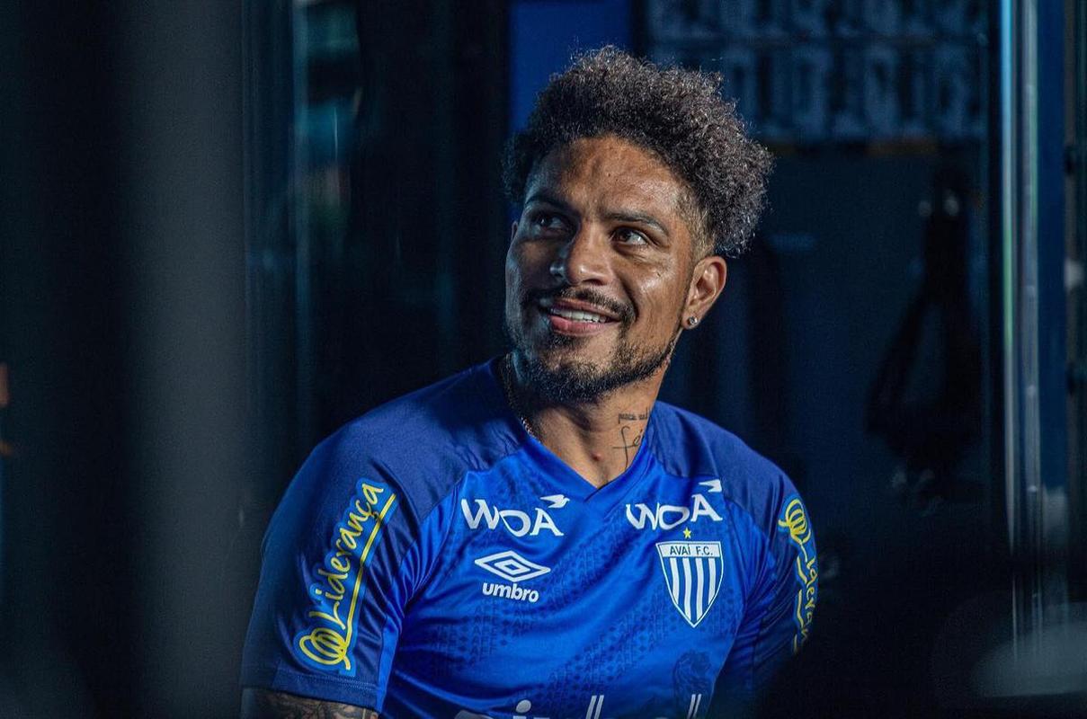 Ava contratou o atacante Paolo Guerrero