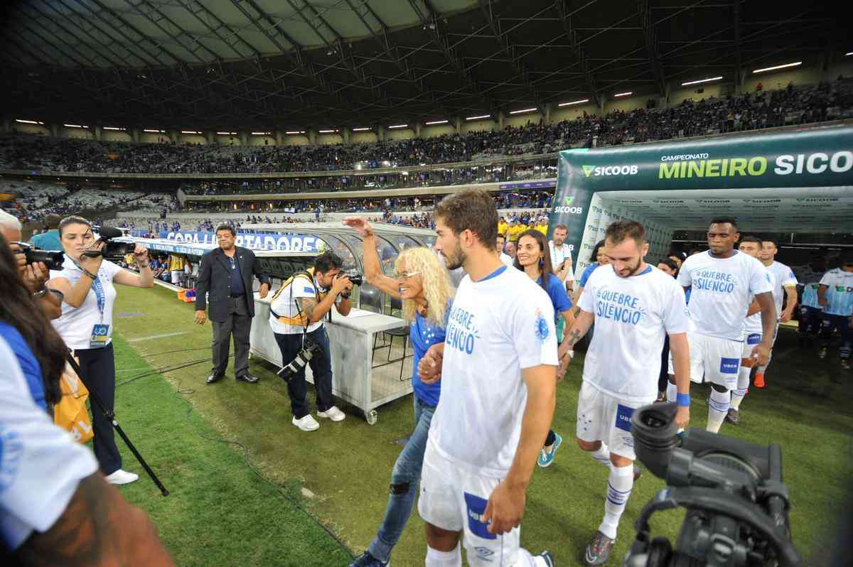 Mulheres foram homenageadas no Mineiro antes de jogo entre Cruzeiro e URT (Juarez Rodrigues/EM D.A Press)