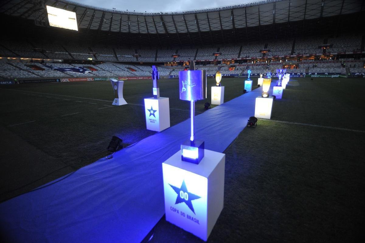 Antes de jogo entre Cruzeiro e Cear, goleiro Fbio foi homenageado pelas 800 partidas a servio do clube. Na imagem, todos os trofus conquistados pelo camisa 1 no time celeste: seis Campeonatos Mineiros (2006, 2008, 2009, 2011, 2014 e 2018), trs Copas do Brasil (2000, 2017 e 2018) e dois Campeonatos Brasileiros (2013 e 2014).