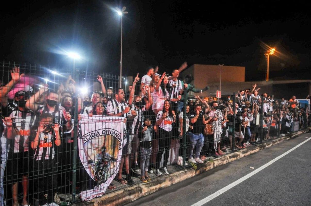Torcida do Atltico recepciona campees brasileiros em Confins aps conquista em Salvador, com vitria por 3 a 2, de virada, sobre o Bahia