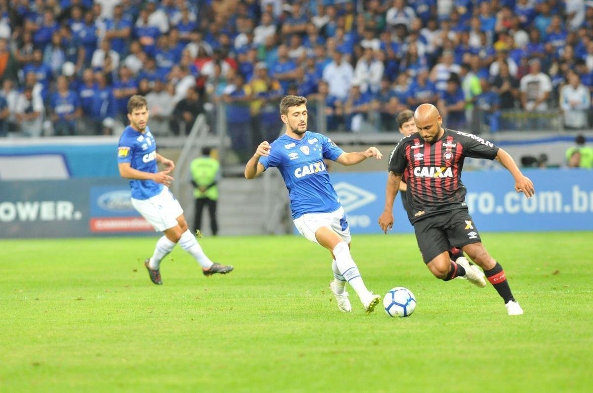 Lances do primeiro tempo do duelo entre Cruzeiro e Atltico, no Mineiro, pelas oitavas de final da Copa do Brasil