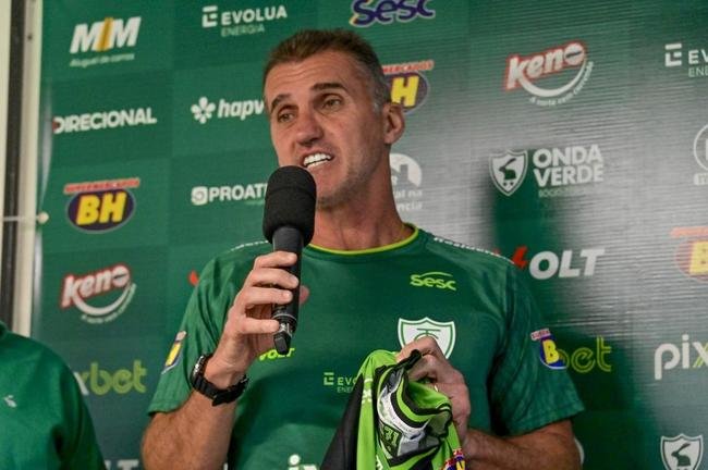 Fotos da renovao do Amrica com o tcnico Vagner Mancini nesta segunda-feira (26/9)