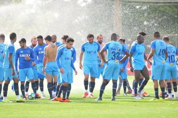 No retorno aos trabalhos com bola na Toca II, os atacantes Fred e Sass passaram por 'batismo' dos companheiros