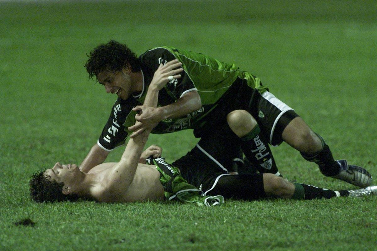 Fred comemora com Wagner gol sobre Portuguesa, pela Srie B de 2004