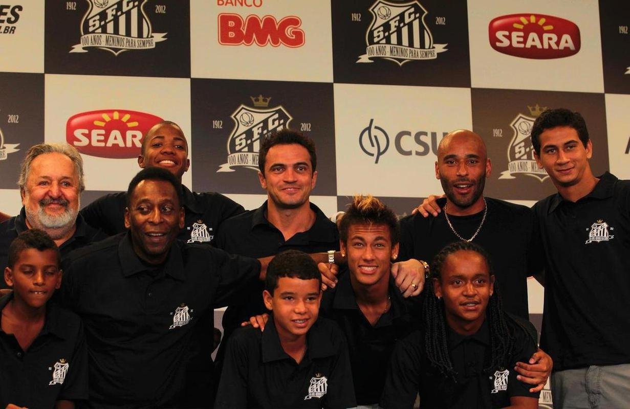 30/11/2011 - Pel ao lado do craque de futsal Falco, do filho Edinho e de jogadores do Santos: Neymar e Paulo Henrique Ganso