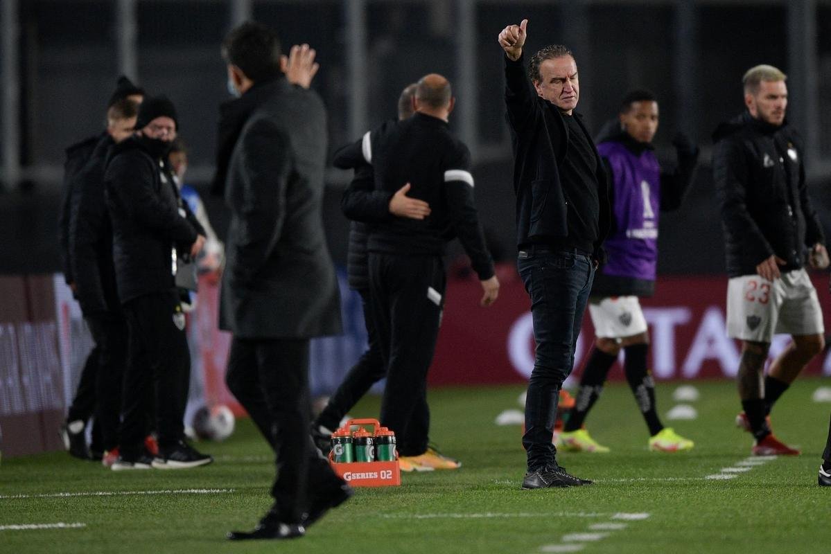 Nacho Fernndez, do Atltico, foi expulso aps atingir rival de forma involuntria