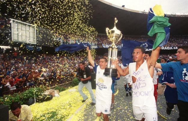 Depois da vitria por 2 a 1 sobre o Paysandu naquele 30 de novembro, no Mineiro, resultado que confirmou o ttulo brasileiro de 2003 com duas rodadas de antecedncia, jogadores do Cruzeiro, comisso tcnica e diretoria promoveram uma grande festa no gramado. Sem a taa oficial da CBF, o elenco deu a volta olmpica com trofus simblicos. Os mais de 75 mil presentes festejaram a indita Trplice Coroa no futebol brasileiro. Antes, o clube celeste j havia conquistado o Campeonato Mineiro de forma invicta e a Copa do Brasil.