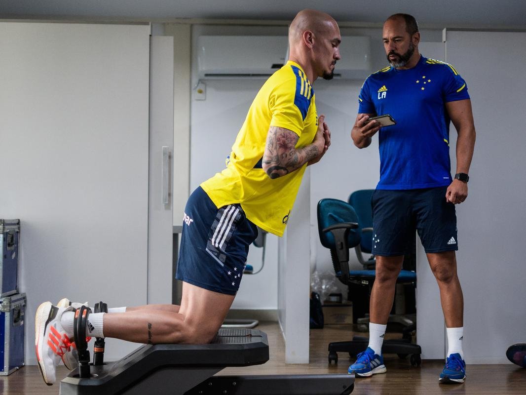 Fotos do primeiro dia de trabalho do Cruzeiro em 2022 na Toca da Raposa II
