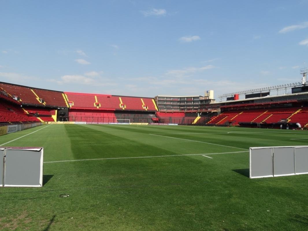 Construdo em 1946, o Cemitrio de Elefantes foi onde o Coln venceu o Santos de Pel, a Seleo Argentina, o Pearol, ento campeo mundial, e os poderosos River Plate e Boca Juniors