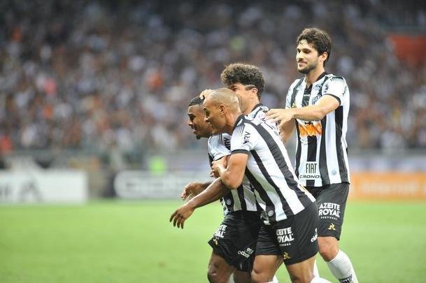 Marquinhos abriu o placar para o Atltico em chute cruzado: 1 a 0