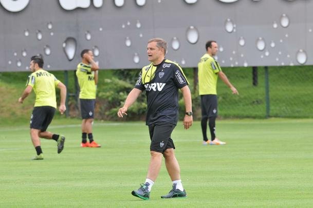 Na Cidade do Galo, atletas foram comandados por Diego Aguirre em primeiro treino do ano