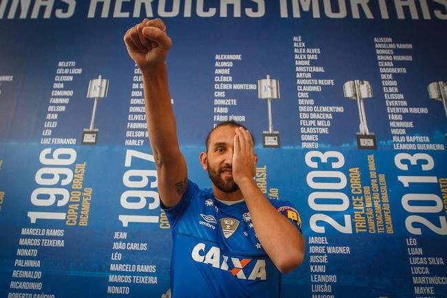 Barcos (atacante): contratado em julho de 2018 para suprir uma carncia do ataque do Cruzeiro, foi importante na conquista da Copa do Brasil daquele ano. Deixou a Raposa em janeiro de 2019, quando rescindiu o contrato e seguiu para o Atltico Nacional, da Colmbia. Com a camisa celeste foram 24 jogos e trs gols.