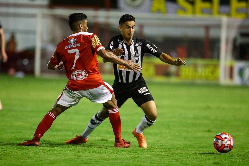 Veja imagens do jogo entre Tombense e Atltico