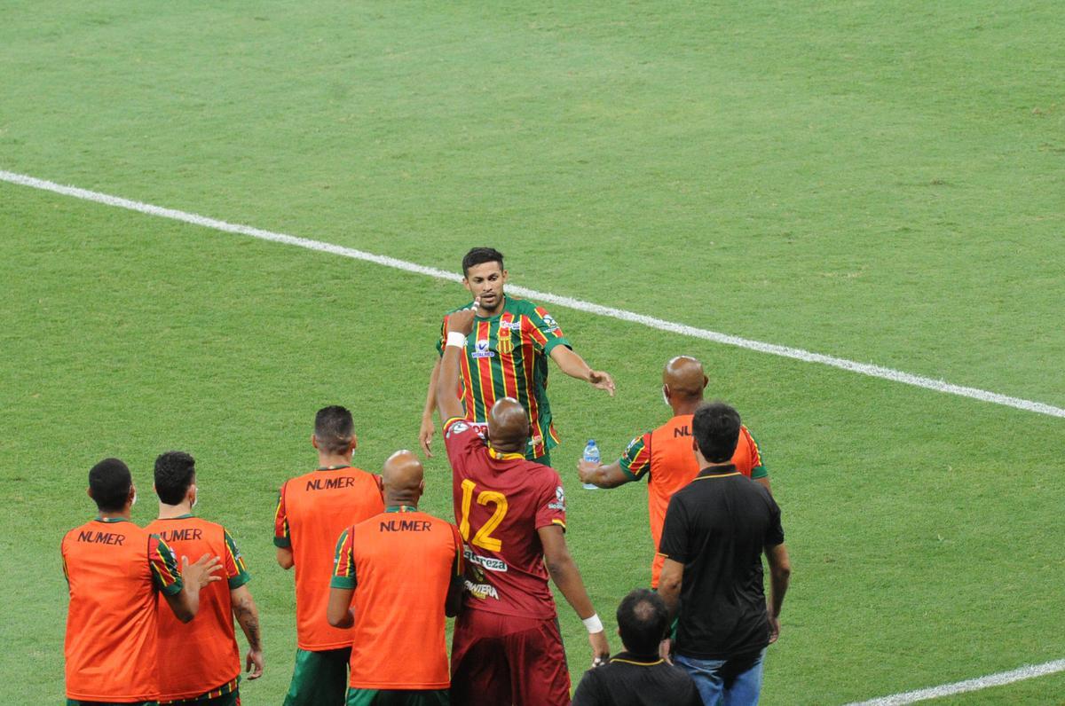 Fotos do duelo entre Cruzeiro e Sampaio Corra, no Mineiro, pela 14 rodada da Srie B do Campeonato Brasileiro