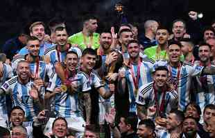 Messi ergue a taa de campeo da Copa do Mundo! Festa da Argentina no Estdio Icnico de Lusail, no Catar, com o tricampeonato mundial