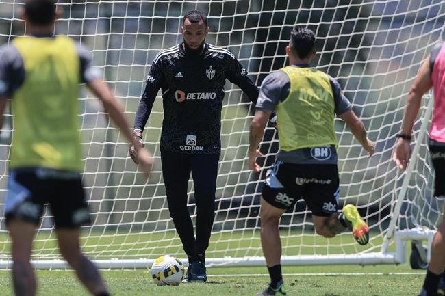 Fotos do treino do Atltico nesta quarta-feira (12/10), na Cidade do Galo. Em recuperao de um incmodo na panturrilha esquerda, Hulk fez funcional no campo e ainda  dvida para o confronto contra o Flamengo, no sbado, s 20h30, no Maracan, pelo Brasileiro
