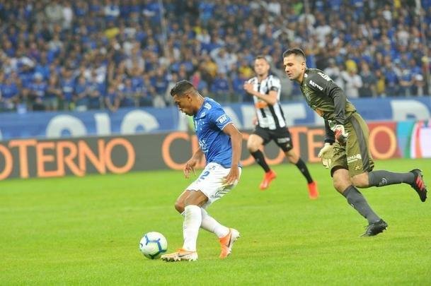 Aps bela jogada de Pedro Rocha, Thiago Neves marcou para o Cruzeiro