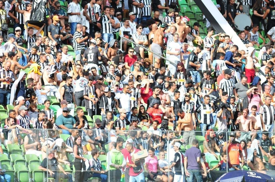 Torcida do Atltico acompanha duelo contra o Palmeiras, no Independncia