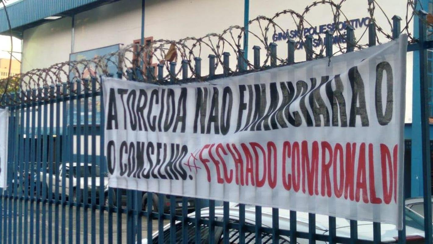 Torcida do Cruzeiro foi em peso ao Parque Esportivo do Barro Preto para fazer press�o pela aprova��o da venda da SAF a Ronaldo