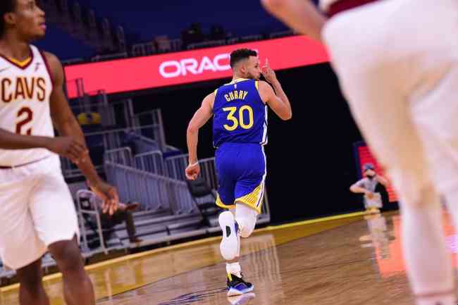 Curry anotou 36 pontos e seis assistncias na vitria sobre Cavs