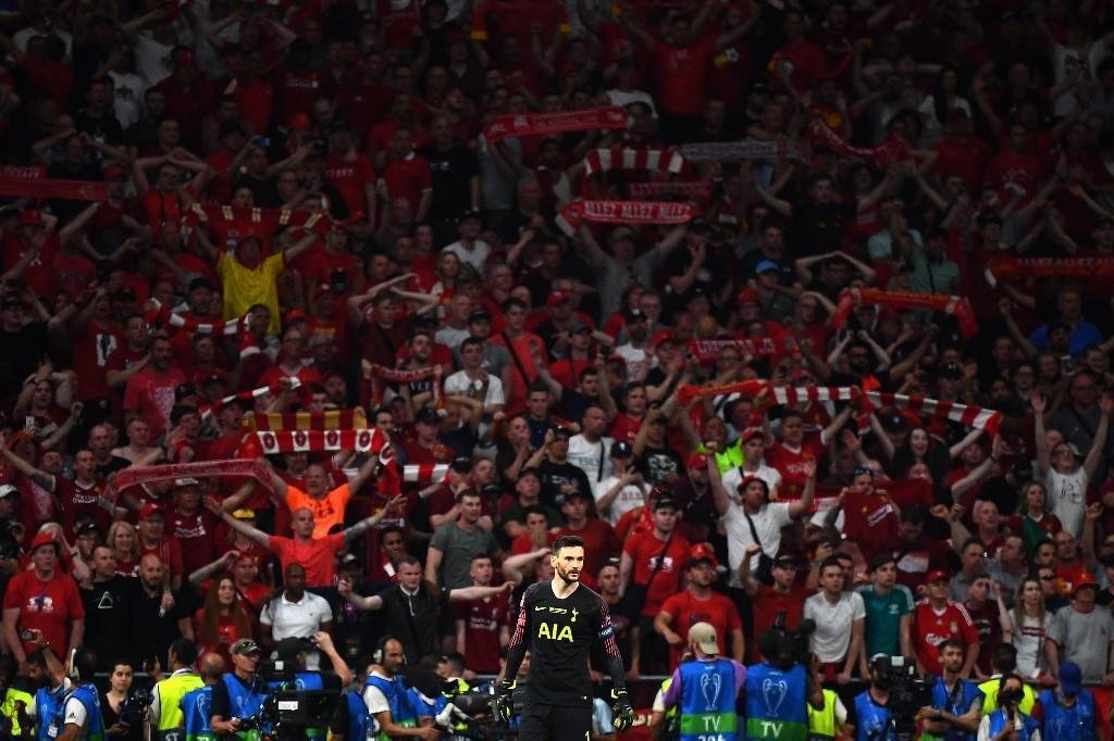 Nas ruas e no estdio, torcedores vibraram aps mais um ttulo do Liverpool