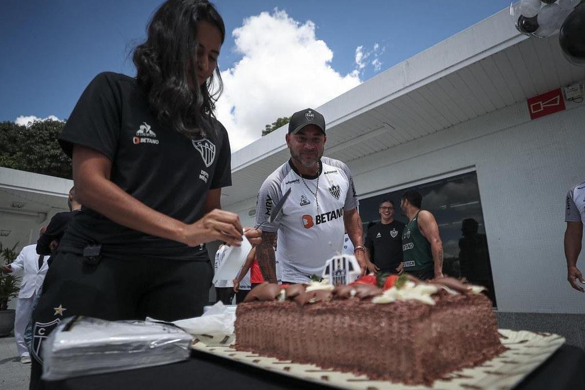 Comemorao pelo aniversrio do Galo e treino
