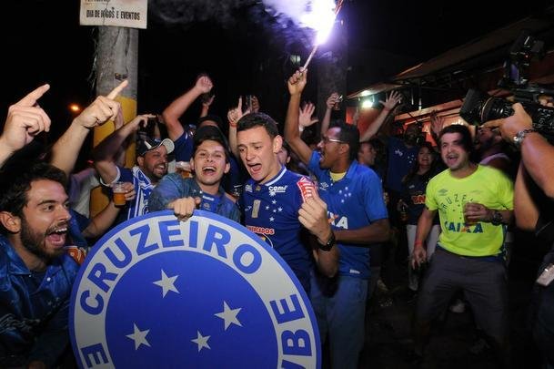 Torcedores do Cruzeiro iniciam viglia de 24 horas para aguardar final da Copa do Brasil, contra o Flamengo, no Mineiro. Esforo pelo sonho do pentacampeonato nacional.