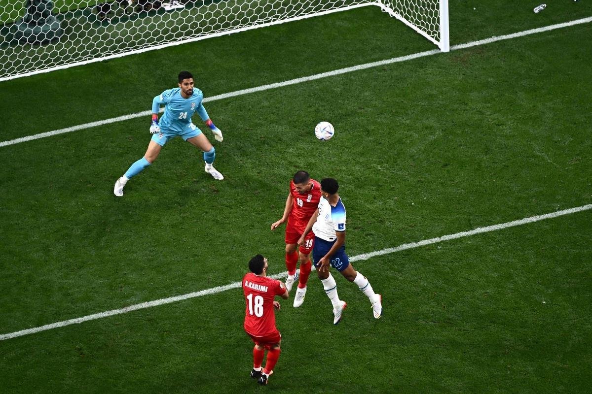 Inglaterra e Ir, no primeiro jogo do Grupo B da Copa do Mundo.