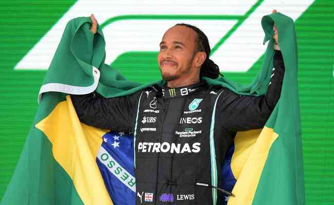 Hamilton se emocionou com vitória em Interlagos e levou bandeira do Brasil ao pódio