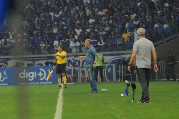 Fotos do primeiro tempo do duelo entre Cruzeiro e Internacional, no Mineiro, pela semifinal da Copa do Brasil