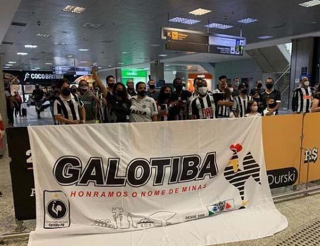 Jogadores foram recepcionados pelos atleticanos no Aeroporto Internacional Afonso Pena