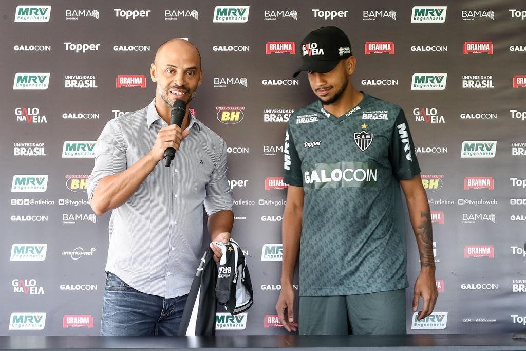 Imagens da apresentao de Jair no Atltico