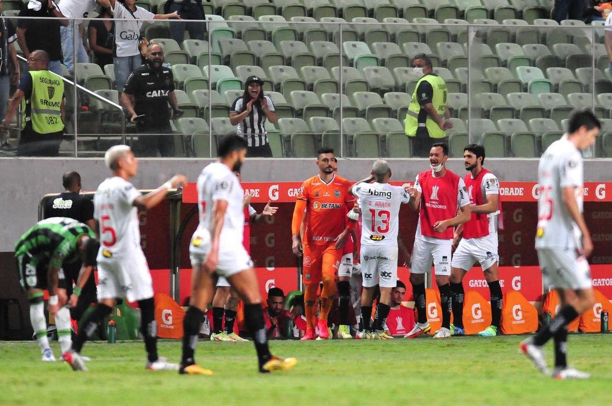 Fotos do gol de Arana, do Atltico, sobre o Amrica no clssico pela Copa Libertadores, no Independncia
