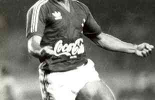 Atacante dson (Flamengo: 1979-1983 / Cruzeiro: 1986-1990, 1992):218 jogos por Cruzeiro (46 gols)