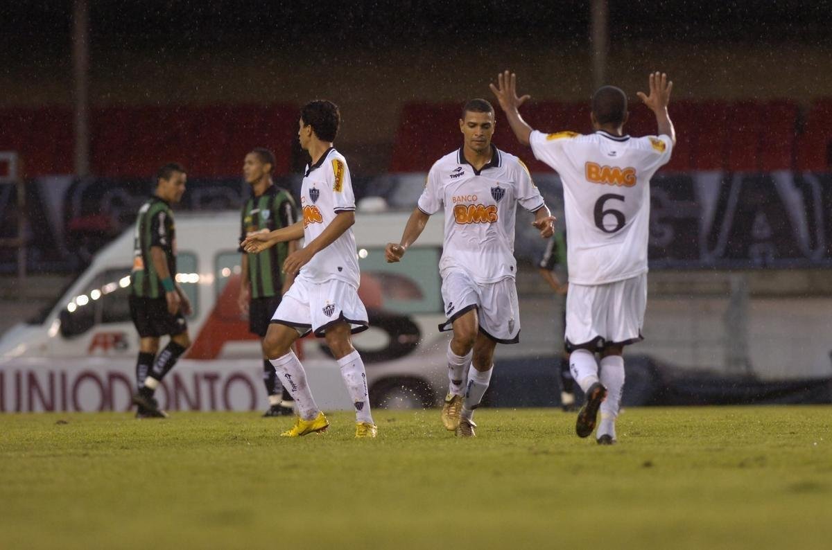 Quartas de final do Campeonato Mineiro de 2010 - No Estadual em 2010, o Atltico enfrentou o Amrica nas quartas de final. No primeiro jogo, como visitante, no Mineiro, empate por 3 a 3. Fabiano marcou os trs gols do Galo.