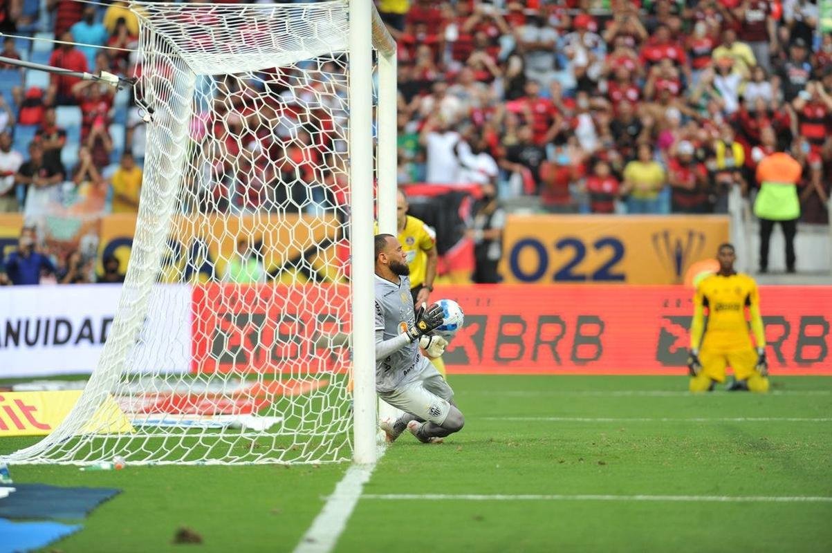 Fotos da vitria do Atltico sobre o Flamengo por 8 a 7 na deciso por pnaltis da final da Supercopa do Brasil, na Arena do Pantanal, em Cuiab. Everton foi o grande heri do Galo ao pegar a cobrana que resultou na conquista