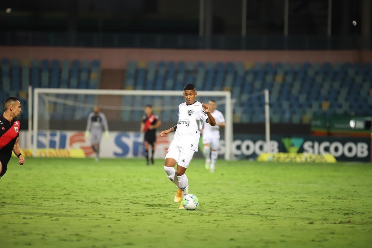 Atltico venceu Atltico-GO por 4 a 3, com gols de Keno (3) e Nathan. Time assumiu liderana do Brasileiro, com 21 pontos